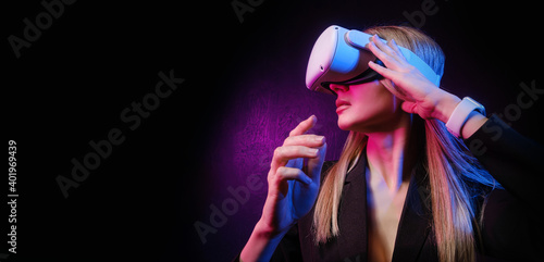 Obraz na płótnie young woman with blond hair in a vr helmet looks around with surprise and delight w salonie