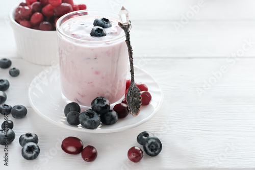 Foto homemade yogurt with berries in a glass