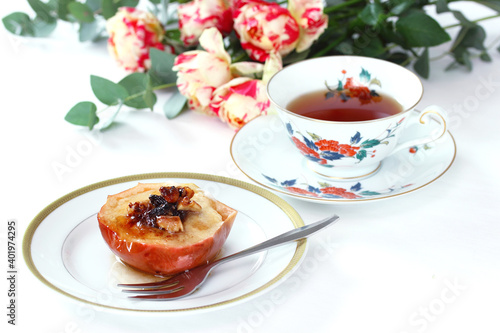 手作り 美味しい焼きりんごと紅茶とバラの花束