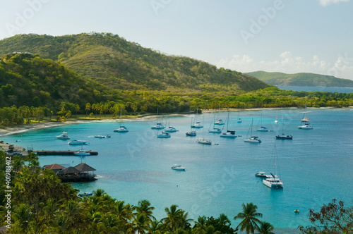 Fotografía Anchoring ships in tropical bay