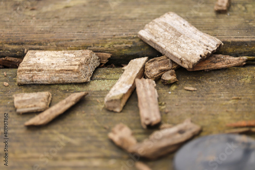 Woodchippings scattered on the floor of a playground 