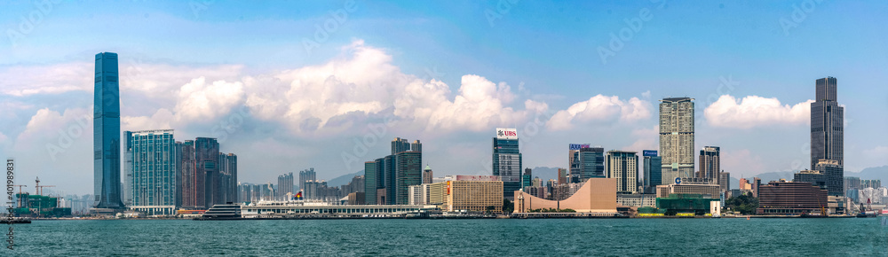 Φωτογραφία The skyline of West Kowloon and Tsim Sha Tsui on the waterfront with Victoria Harbour -  Hong Kong