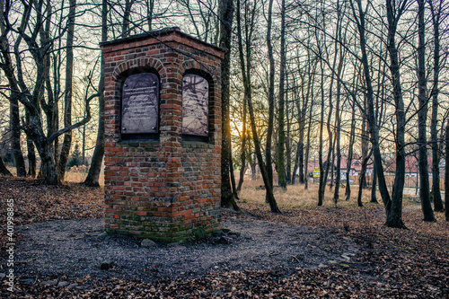 Fototapeta Naklejka Na Ścianę i Meble -  Kalska kolumna w Kalu w okolicach Węgorzewa z zachodzącym słońcem w tle.