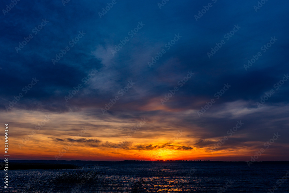 Malowniczy zachód słońca nad jeziorem Mamry w Węgorzewie