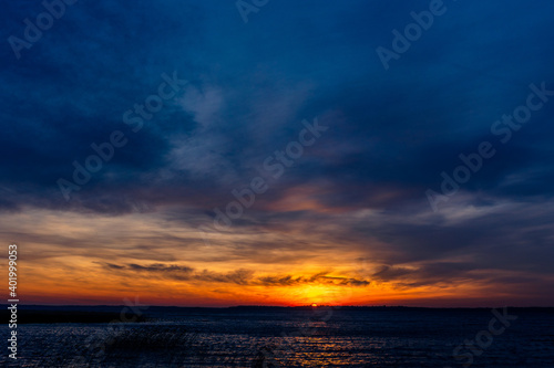 Fototapeta Naklejka Na Ścianę i Meble -  Malowniczy zachód słońca nad jeziorem Mamry w Węgorzewie