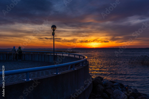 Fototapeta Naklejka Na Ścianę i Meble -  Malowniczy zachód słońca nad jeziorem Mamry w Węgorzewie