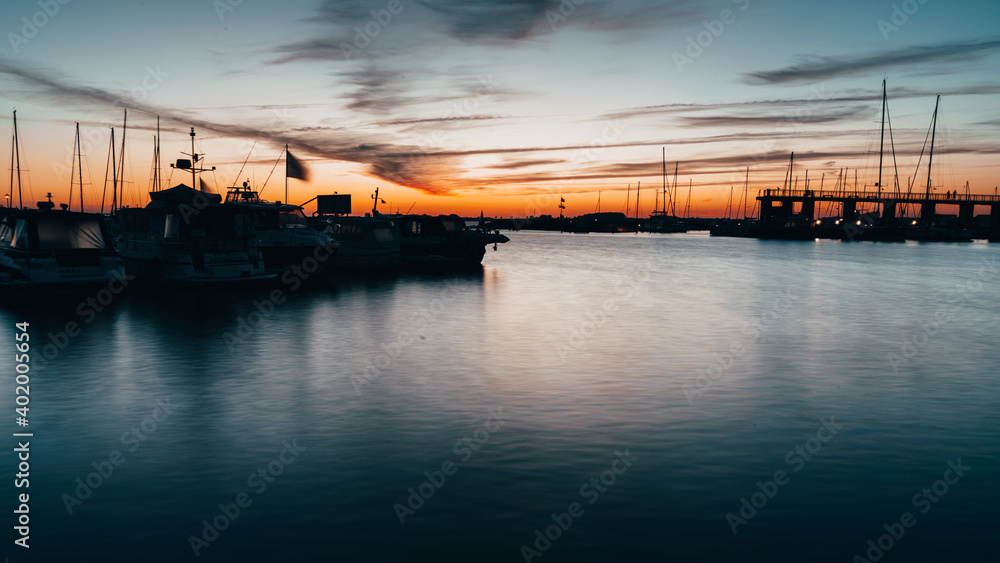 Hafen in Wiek bei Nacht mit Abendrot und Booten