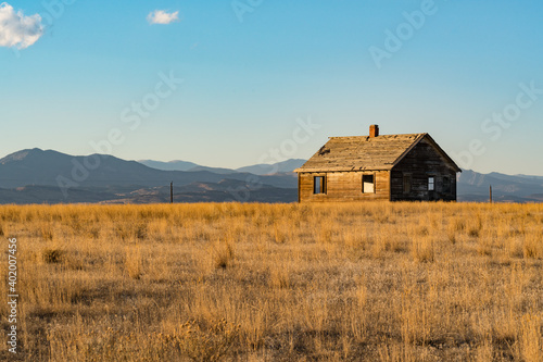 Tablou canvas Abandoned old farm house near the Rocky Mountains of Colorado