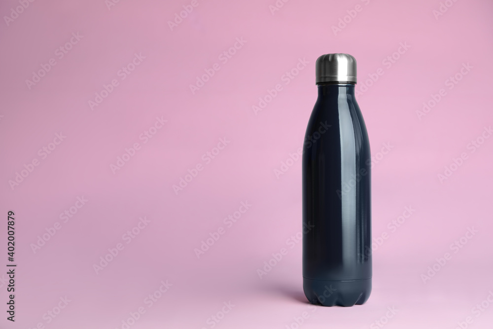 Stylish thermo bottle on pink background, space for text - obrazy, fototapety, plakaty 