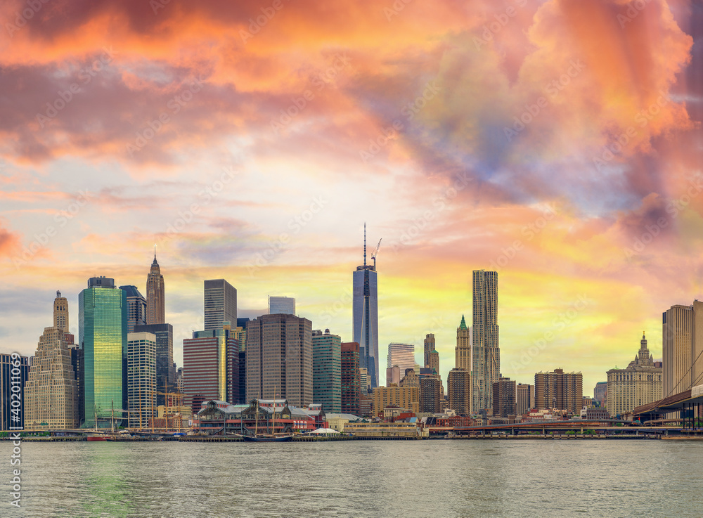 Brooklyn Bridge and Manhattan skyline, panoramic view of New York City