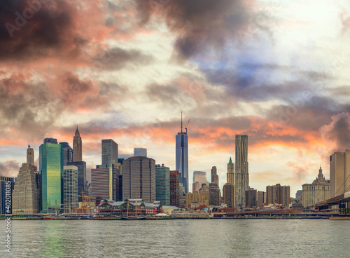 Brooklyn Bridge and Manhattan skyline, panoramic view of New York City © jovannig