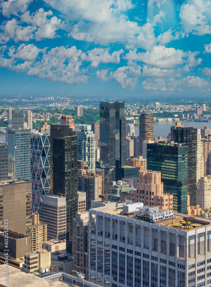 Fototapeta premium NEW YORK CITY - JUNE 10, 2013: Panoramic aerial view of Midtown Manhattan skyline