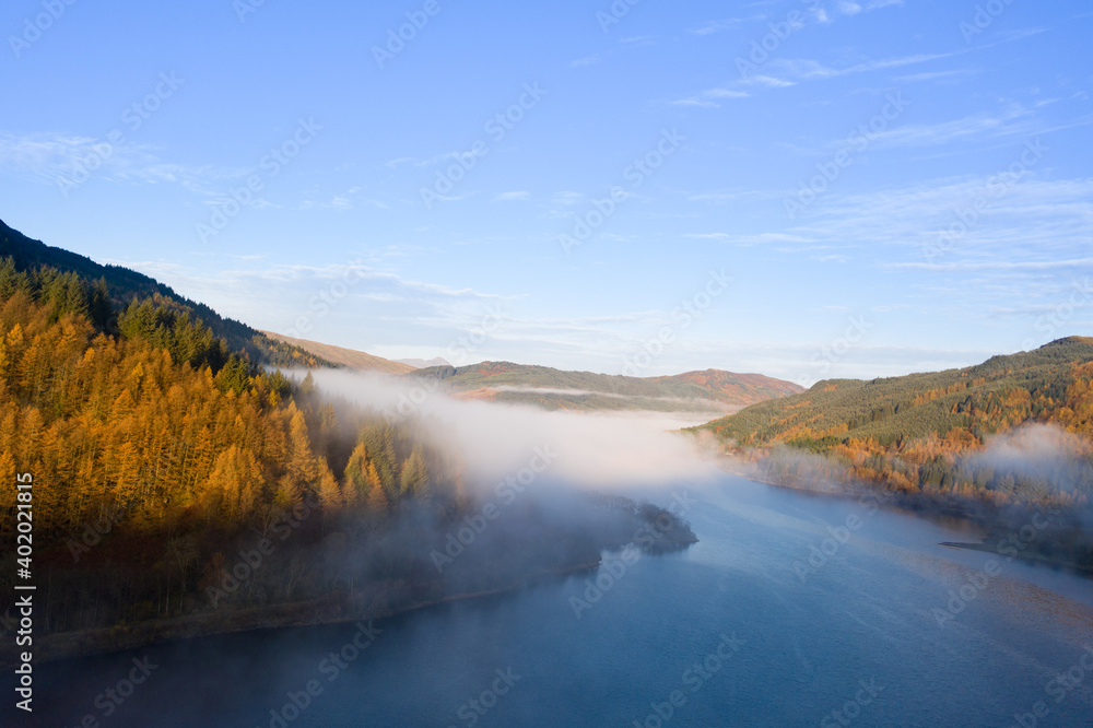 Obraz premium Low lying mist on a highland loch 