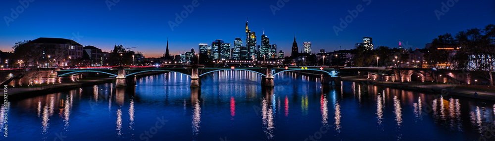 Frankfurt zur Blauenstunde Weitwinkel