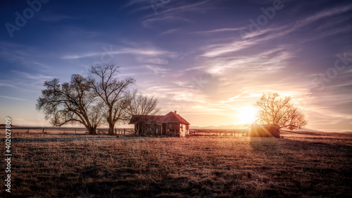Foto An old farmhouse on the eastern plains of Colorado in a rural setting at sunset