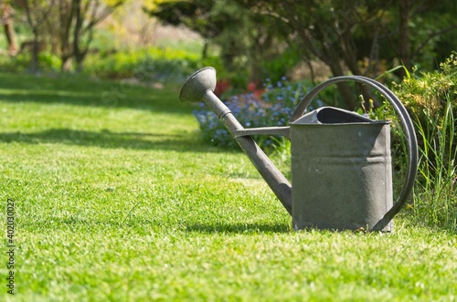 Stara konewka na trawie