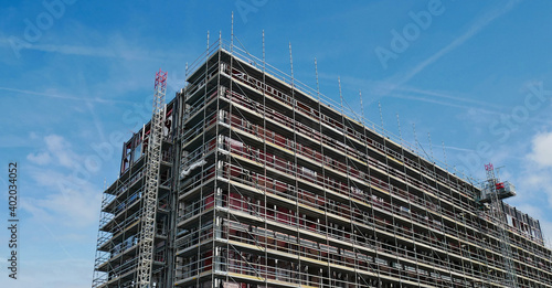 Impalcature e ponteggi in un edificio in demolizione e smontaggio. 