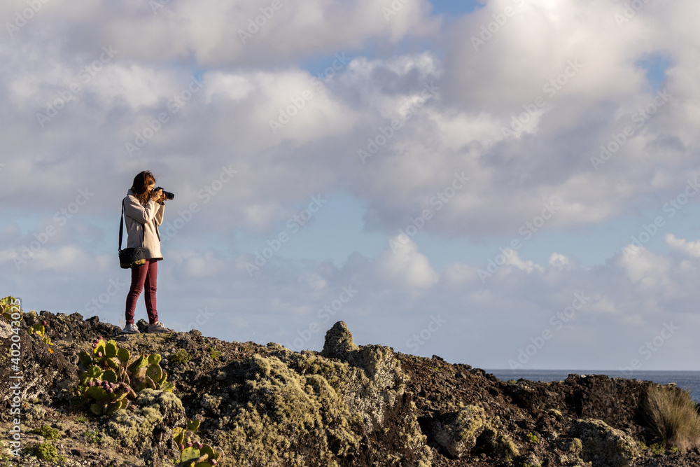 Obraz premium Photographer by the Atlantic ocean.