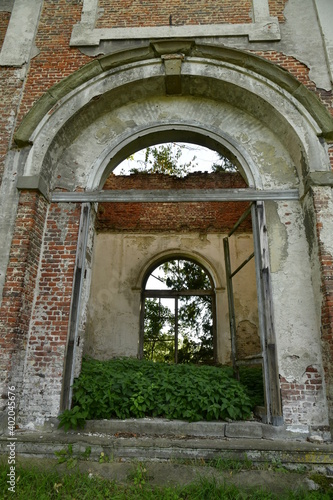 Chapelle en ruine dans le parc Enghien au Hainaut 