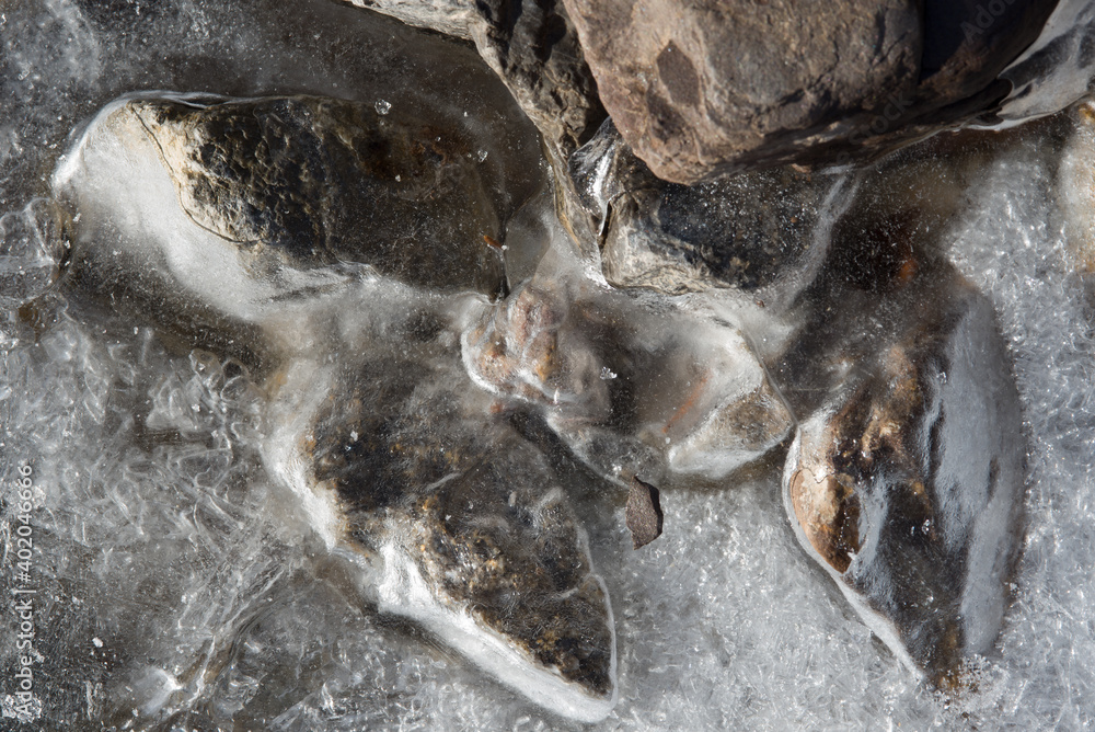 le bolle d'aria incastrate nel ghiaccio, una texture del ghiaccio che si forma sopra un torrente in montagna con molte bolle d'aria al suo interno le bolle d'aria incastrate nel ghiaccio, una texture del ghiaccio che si forma sopra un torrente in montagna con molte bolle d'aria al suo interno