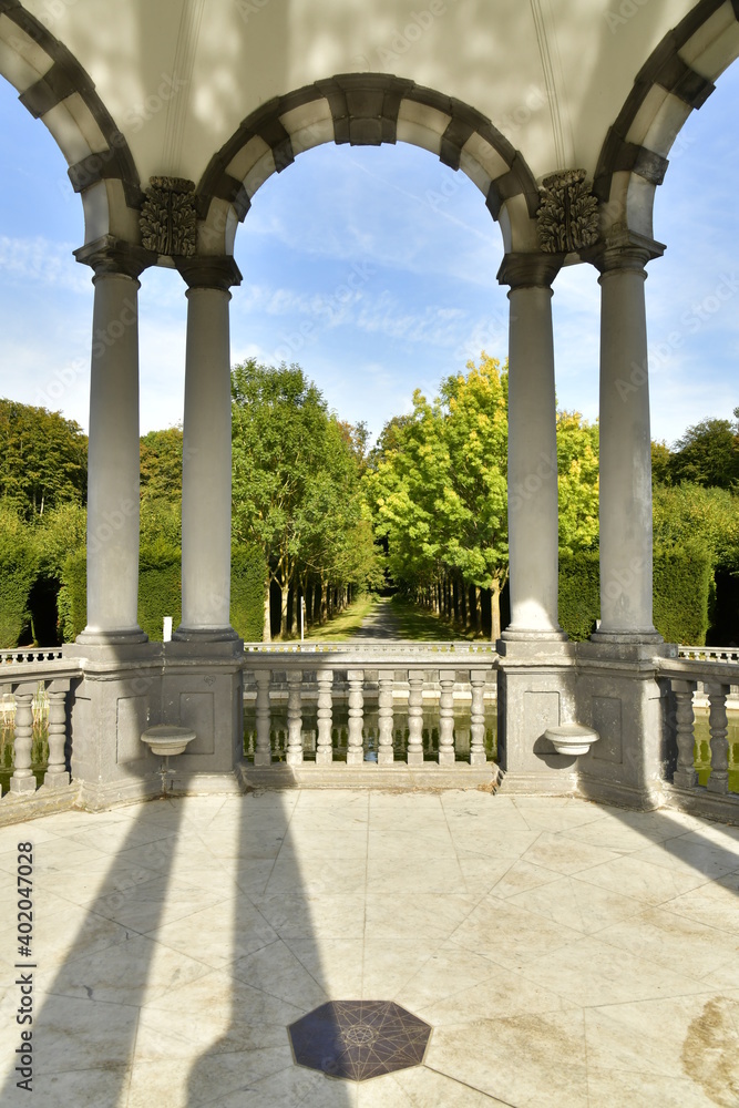 Les double colonnes supportant les arcades du Pavillon des Sept Etoiles au parc d'Enghien en Hainaut 