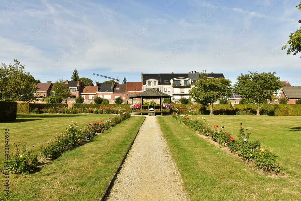 Le chemin principal menant au kiosque en bois au Jardin des Dahlias du parc d'Enghien en Hainaut Le chemin principal menant au kiosque en bois au Jardin des Dahlias du parc d'Enghien en Hainaut