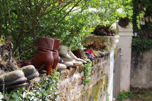 Chaussures pot de fleurs sur un mur photo