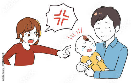 泣く赤ちゃんと父親　クレームを入れる女性