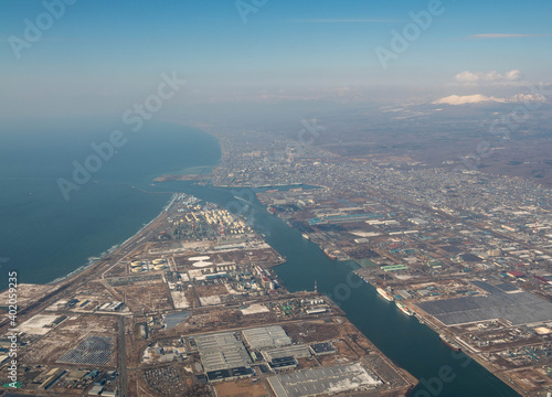 北海道・苫小牧市街地と港の空撮