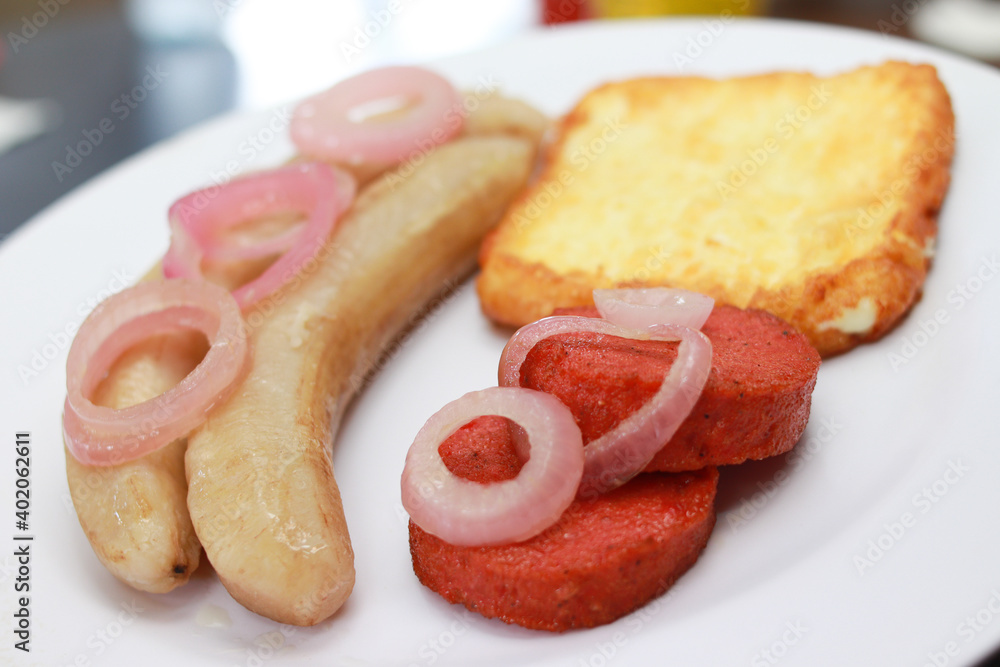 comida tipica dominicana, guineitos con queso frito, salami