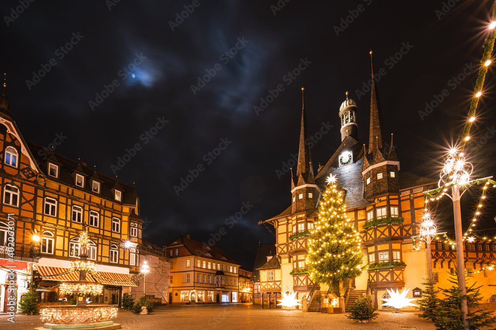 Weihnachtsmarkt mit Mond Rathaus Wernigerode
