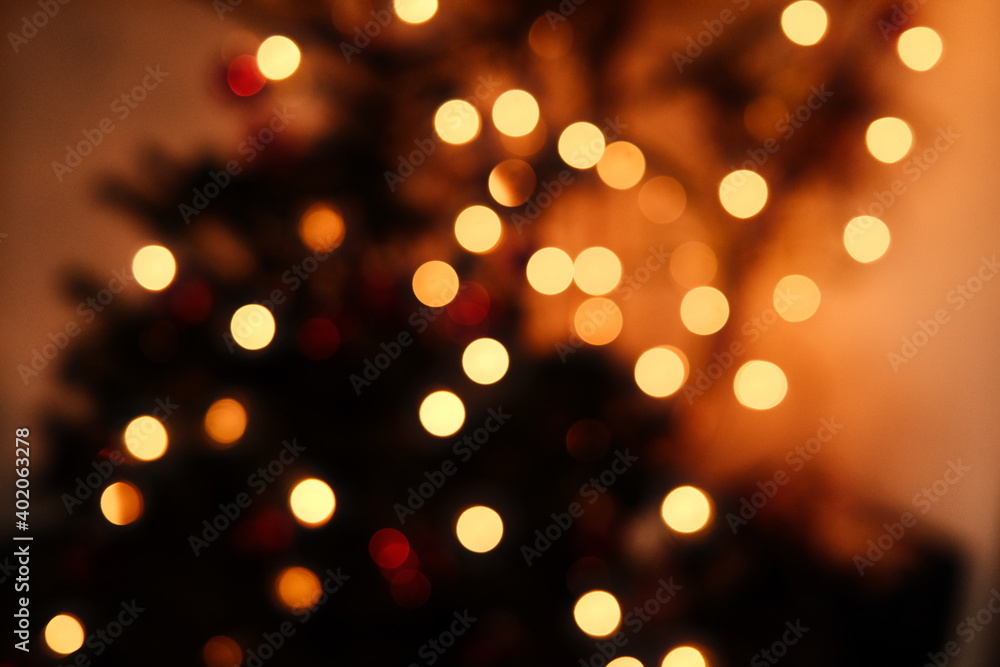 Obraz premium Goldenes Bokeh der Weihnachtsbaumbeleuchtung