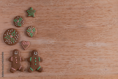 Galletas de jengibre sobre una mesa de madera, con distintos tipos de iluminación.