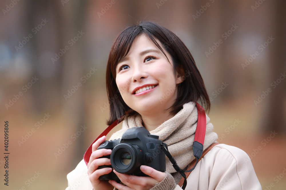 写真を撮る女性 写真を撮る女性