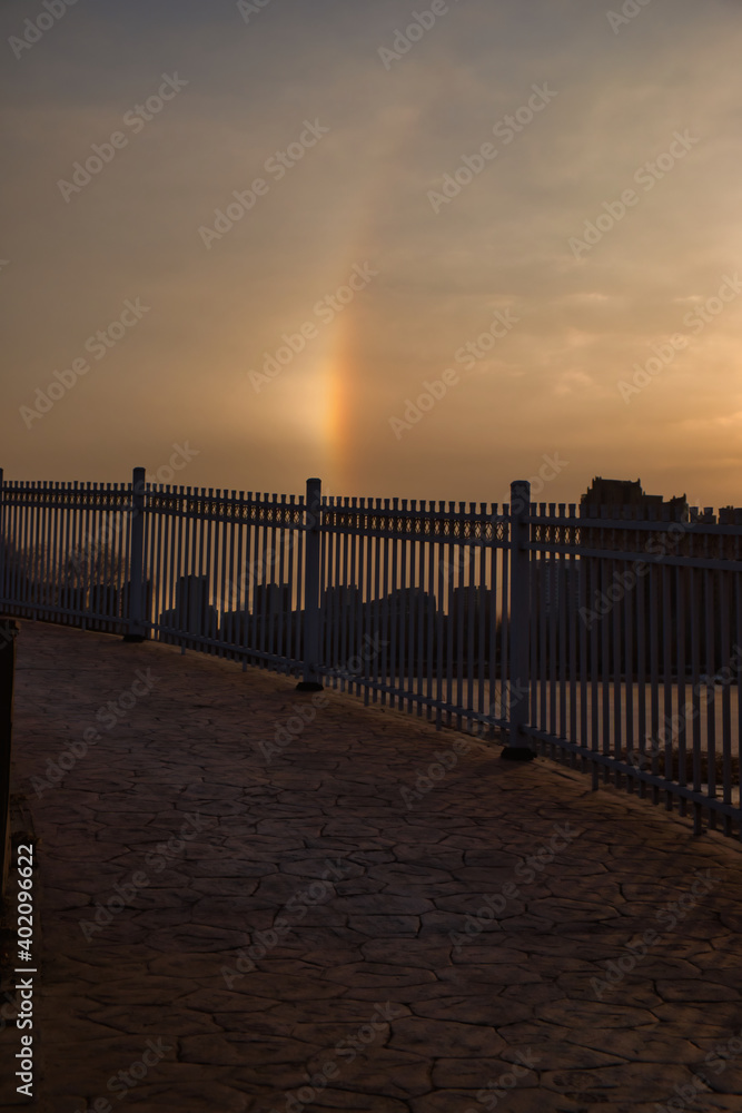Obraz premium rainbow over city on a cold morning