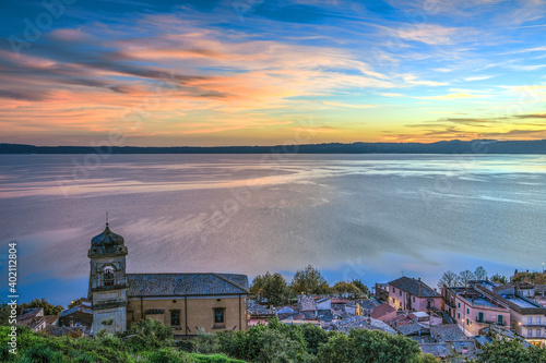 Il borgo di Trevignano Romano domina il lago di Bracciano