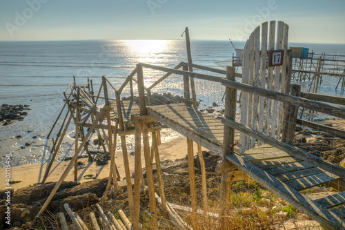 cabane de pêcheur typique avec porte bois sur la plage l'océan atlantique en France avec ponton  photo