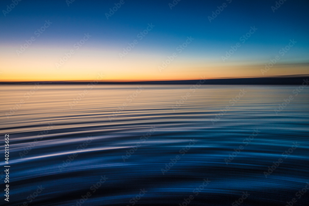 Obraz premium l'acqua calma e il lago di Bracciano al tramonto