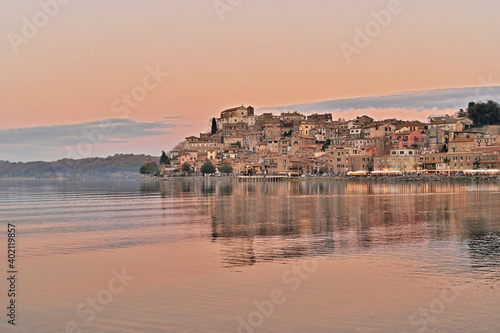 Il borgo di Anguillara si tinge di rosa al tramonto