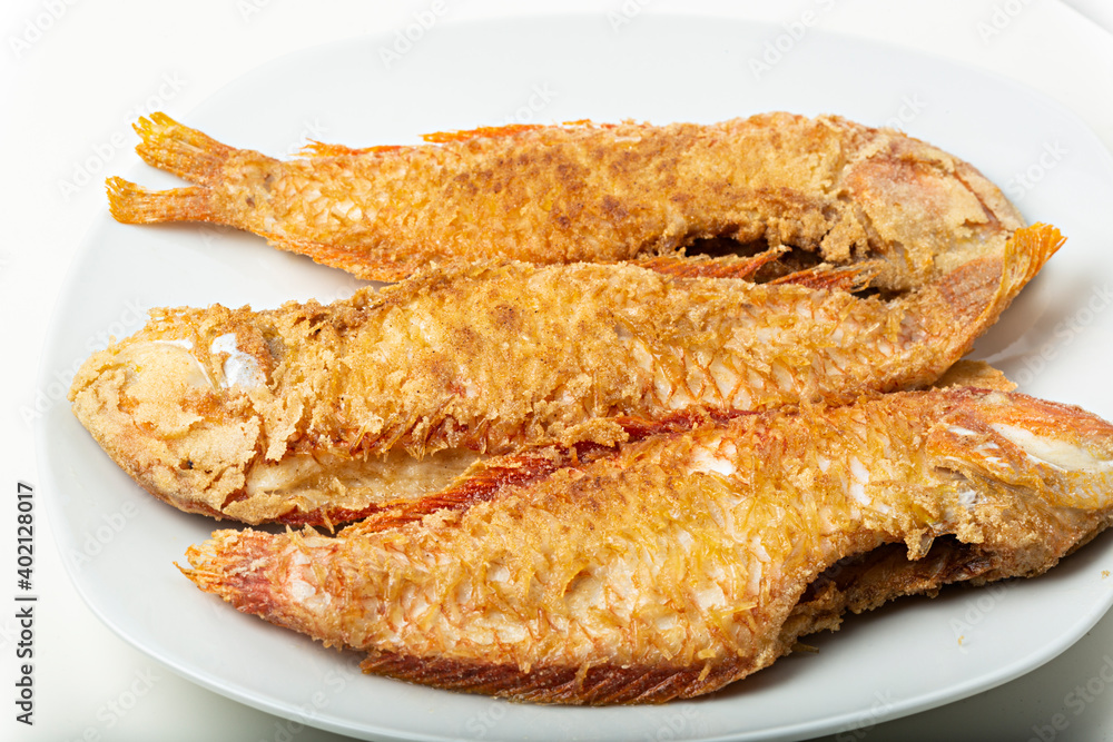 Plato con pescado frito.