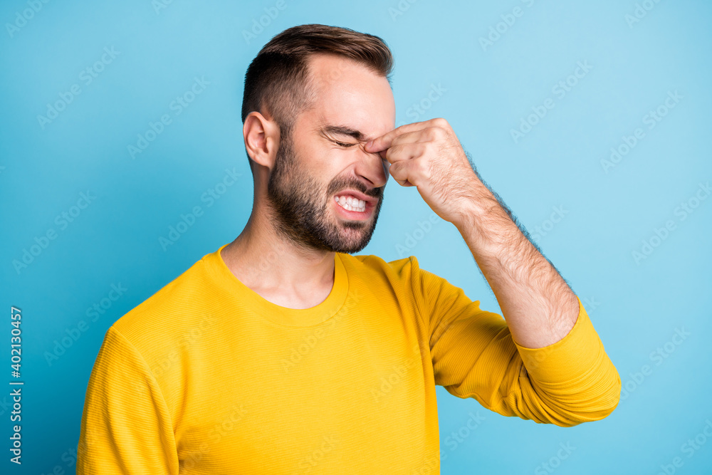 Photo portrait of man suffering from migrane headache spasm grimacing need doctor pills isolated on vibrant blue color background - obrazy, fototapety, plakaty 