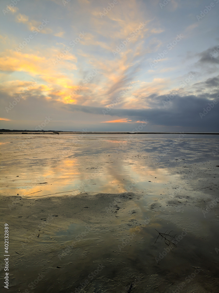 Sonnenuntergang an der Nordsee im Wattenmeer bei Ebbe 