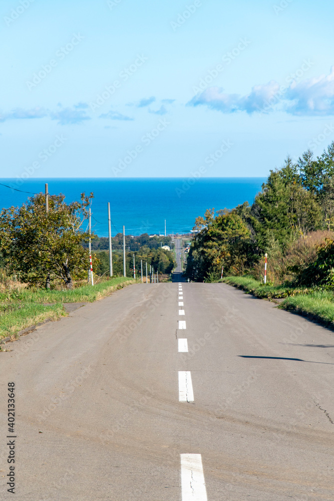 北海道　知床の天に続く道
