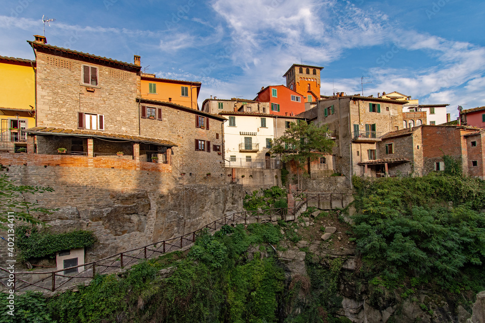 Blick auf die Altstadt von Loro Ciuffenna in der Toskana in Italien 