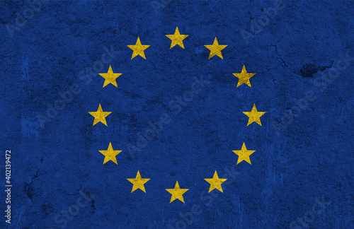 Fahne von Europäische Union auf verwittertem Beton