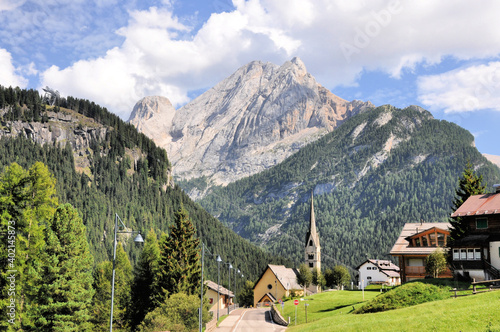Typowe górskie miasteczko w Dolomitach, Włochy photo