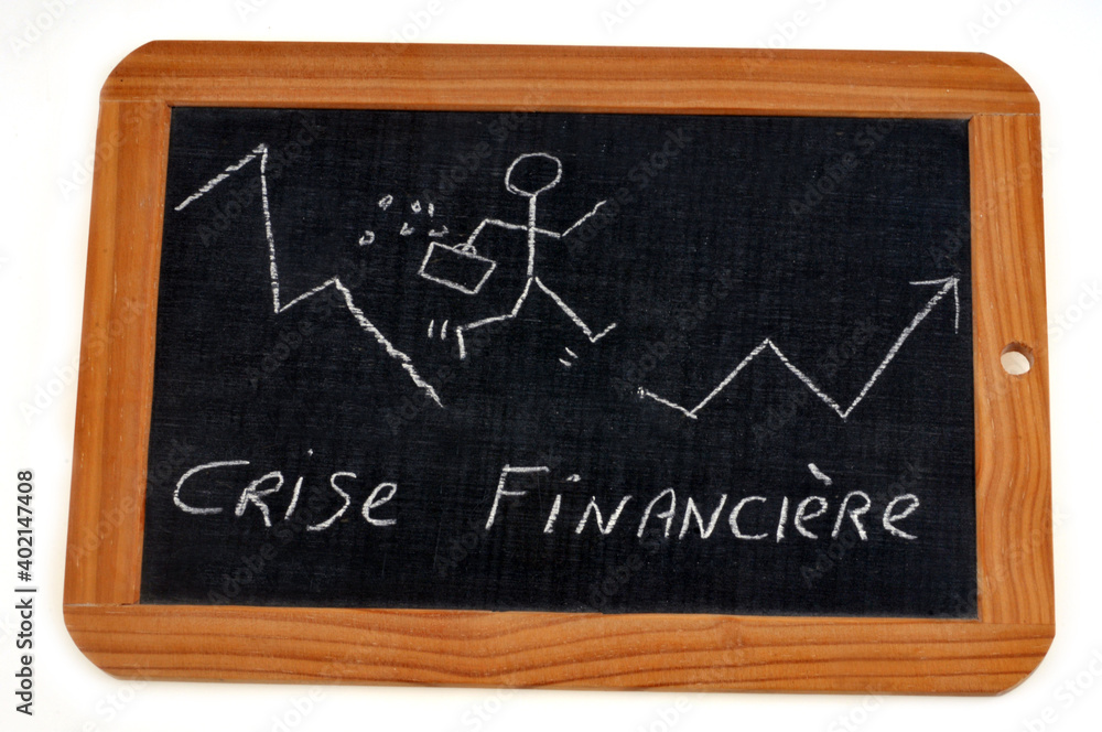 Concept de crise financière avec un businessman courant sur un graphique dessiné sur une ardoise d'école Concept de crise financière avec un businessman courant sur un graphique dessiné sur une ardoise d'école