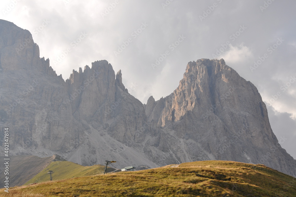Widok na ostre, góskie szczyty skąpane w słońcu, Dolomity, Włochy