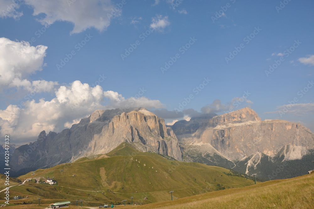 Górska panorama w rejonie Sassolungo, Dolomity, Włochy