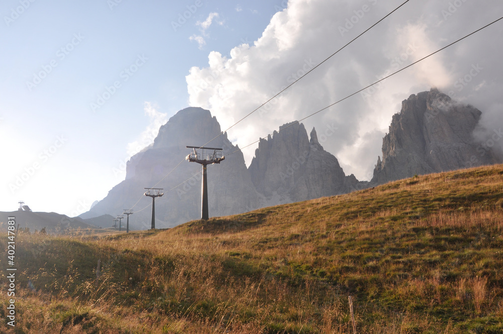 Infrastruktura narciarska pod Sassolungo, Dolomity, Włochy
